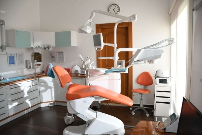 Chirurgien dentiste ou orthodontiste : qui choisir à Tanger ?