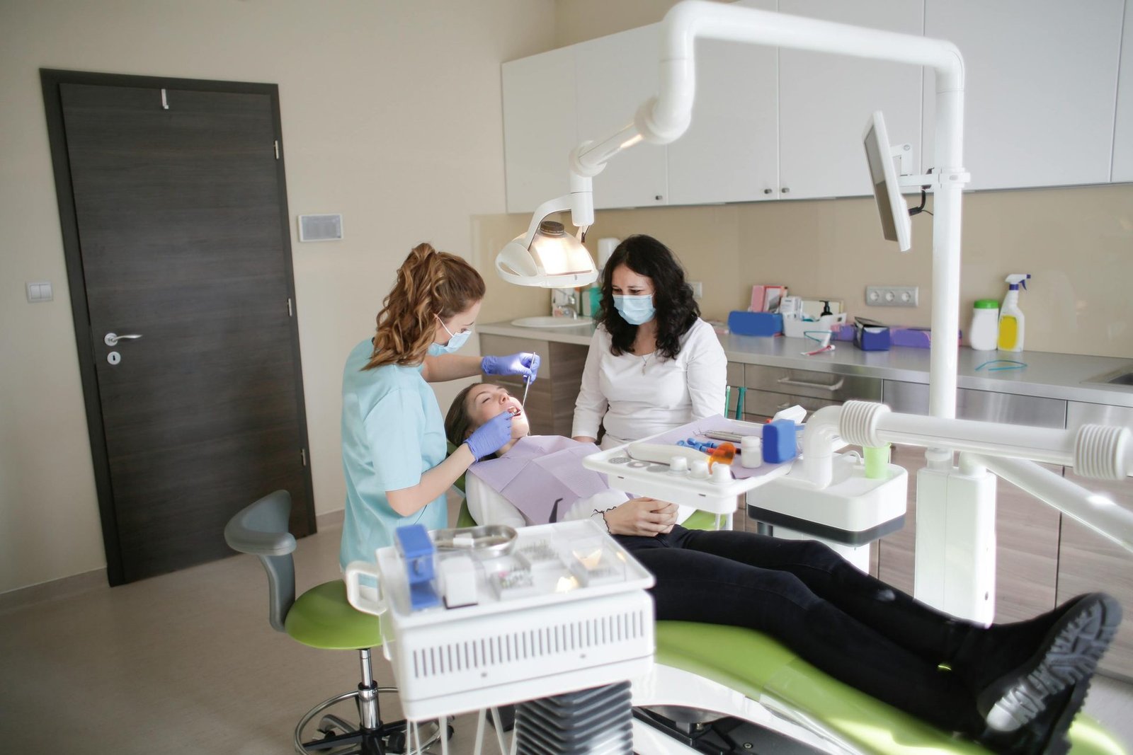 Patient souriant lors d’une consultation de tourisme dentaire à Tanger au Centre Dentaire Bahr